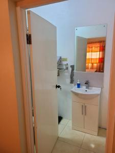 Bilik mandi di Jay's Guest House II