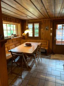 拉法爾里的住宿－CHALET en station de ski, avec vue, au calme，一间带木桌和椅子的用餐室