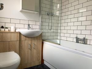 Et badeværelse på The Kensingston - Quaint Victorian Home With Free Parking