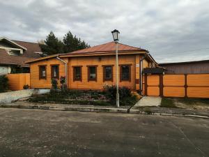 スーズダリにあるTeremki Guest Houseの前に柵を持つ木造家屋