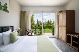 Postel nebo postele na pokoji v ubytování Sibaya Beach Resort, Morjim