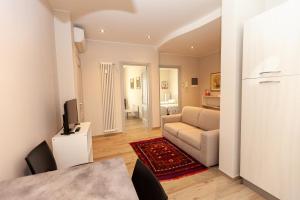 a living room with a couch and a table at Rossini15 - garage privato in Alba