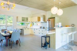 una cucina con tavolo e sedie e una sala da pranzo di Revel Villa a Puli