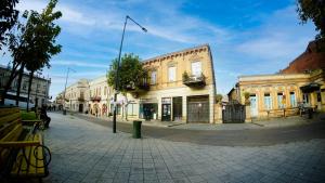 een lege straat met gebouwen op de hoek bij ALINA'S ROOM in Koetaisi