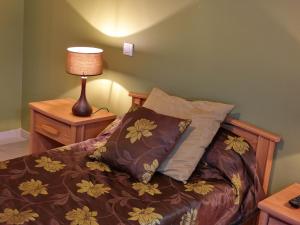 - une chambre avec un lit doté d'une lampe et d'oreillers dans l'établissement Gîte Culey, 3 pièces, 4 personnes - FR-1-585-24, à Culey