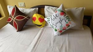 łóżko z poduszkami i poduszką I love you sign w obiekcie Aashiyana Homestay w mieście Bhimtal