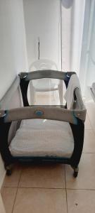 ein Koffer auf dem Boden in einem Zimmer in der Unterkunft Apartment in Kato Pafos & 10 min to Venus beach in Paphos City