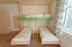 Llit o llits en una habitació de Jugendgästehaus Bad Ischl