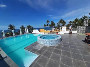 Bazén v ubytování Nethum Beach House nebo v jeho okolí