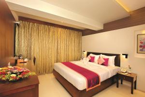 Postel nebo postele na pokoji v ubytování Holiday Vista Thekkady a premium hotel near periyar wild life sanctuary with sky view pool