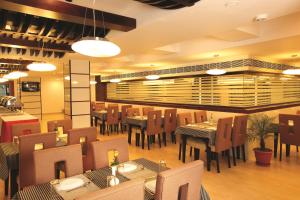 Restaurace v ubytování Holiday Vista Thekkady a premium hotel near periyar wild life sanctuary with sky view pool