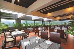 Restaurace v ubytování Holiday Vista Thekkady a premium hotel near periyar wild life sanctuary with sky view pool + 28 fotografií