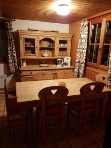 Una cocina o kitchenette en Charming chalet with panoramic view and private parking in Gruyère
