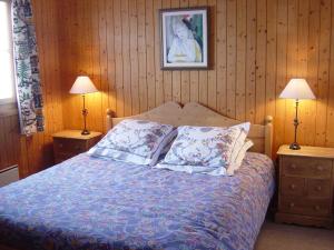 Charming chalet with panoramic view and private garage in Gruyère tesisinde bir odada yatak veya yataklar