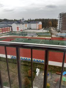 einen Balkon mit Blick auf einen Tennisplatz in der Unterkunft Подолье in Winnyzja