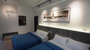 1 dormitorio con 2 camas y canasta de baloncesto en Wendao Inn - HYGGE en Hualien