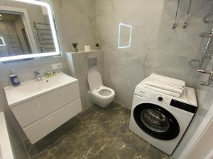 A bathroom at Люкс апартаменти.Новобудова.Центр.ЖК Театральний
