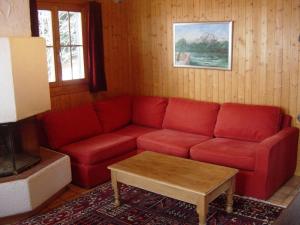 Un lugar para sentarse en Charming chalet with panoramic view and private parking in Gruyère