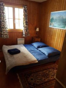 Una cama o camas en una habitación de Charming chalet with panoramic view and private parking in Gruyère