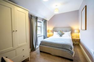 ein kleines Schlafzimmer mit einem Bett und einem Fenster in der Unterkunft Middlethorpe Manor - No 4 Relaxation and Peace in York