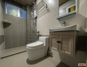 Koupelna v ubytování BMC Hotel