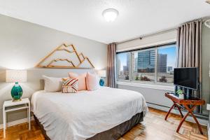 Un dormitorio con una cama grande y una ventana en Seattle Sights en Seattle