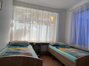 Fam M & H Schöne 4 Zimmer in Wangen Im Allgäu tesisinde bir odada yatak veya yataklar