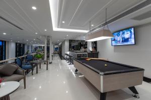 Biliár nebo kulečník v ubytování Kantary Hotel Banchang
