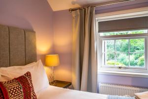 sypialnia z łóżkiem i oknem w obiekcie Middlethorpe Manor - No 6 Tranquility & Ease w mieście York