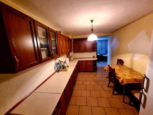 eine Küche mit einer Theke und einem Tisch darin in der Unterkunft три стаен лукс апартамент in Razgrad