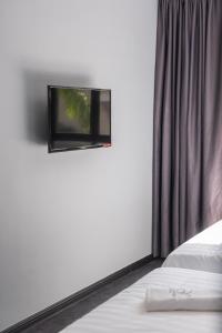 TV a/nebo společenská místnost v ubytování Chariton Hotel Bagan