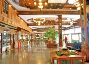 Ein Restaurant oder anderes Speiselokal in der Unterkunft Royal Twins Palace Hotel 