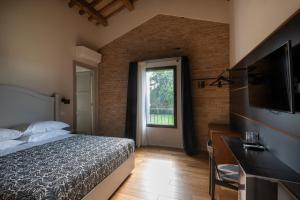 una camera da letto con un letto e una grande finestra di Sei Sequoie Nature & Charme a Ravenna