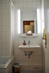 グリュックスブルクにあるMareのバスルーム(洗面台、鏡付)