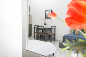 un soggiorno con un tavolo e una sedia di Papidakis Studios ad Agia Marina Nea Kydonias