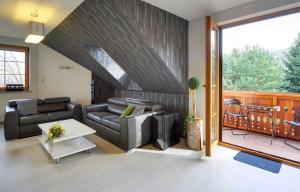 een woonkamer met een bank en een tafel bij Apartamenty EverySky - Prusa 2a-22 in Karpacz +1 foto