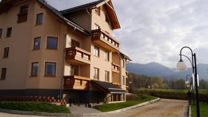 een gebouw met balkons aan de zijkant bij Apartamenty EverySky - Prusa 2a-22 in Karpacz