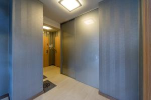 een hal met glazen schuifdeuren in een gebouw bij Apartamenty EverySky - Prusa 2a-22 in Karpacz