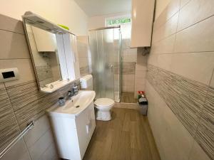 Koupelna v ubytování Apartmani Andrejko + 27 fotografií