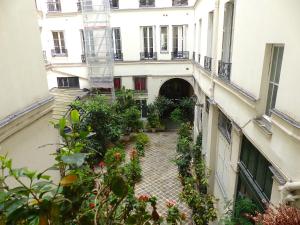 Gallery image of Real Parisian apartment with 2 bedrooms and AC in Paris