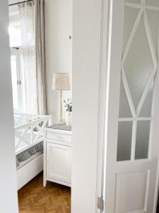 - une porte blanche dans une chambre avec un lit dans l'établissement Hapsal Dietrich apartemendid, à Haapsalu