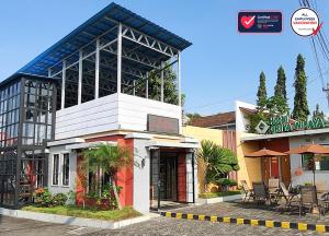 un edificio con un ristorante sul lato di una strada di Hotel Griya Wijaya ad Ambarawa