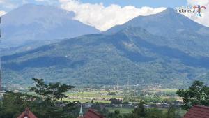 Vista generica sulle montagne o vista sulle montagne dall'interno dell'hotel