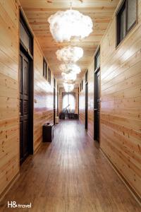 un corridoio con pareti in legno e un soffitto con nuvole di H& Alishan Sunrise B&B a Fanlu