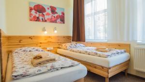 - 2 lits jumeaux dans une chambre avec fenêtre dans l'établissement Pension U Koupaliště, à Tisá
