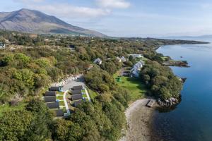una vista aerea di un lago con case e alberi di Berehaven Pods a Castletownbere