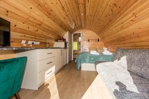 eine Küche und ein Wohnzimmer in einem Blockhaus in der Unterkunft Berehaven Pods in Castletownbere