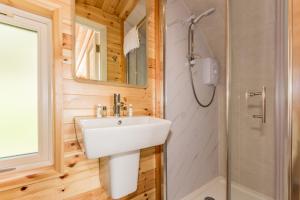 un bagno con lavandino e doccia di Berehaven Pods a Castletownbere