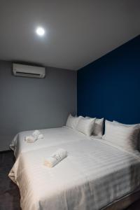 Postel nebo postele na pokoji v ubytování Chariton Hotel Bagan