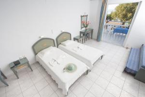 Camera ospedaliera con 2 letti e un balcone di Papidakis Studios ad Agia Marina Nea Kydonias Altre 13 foto